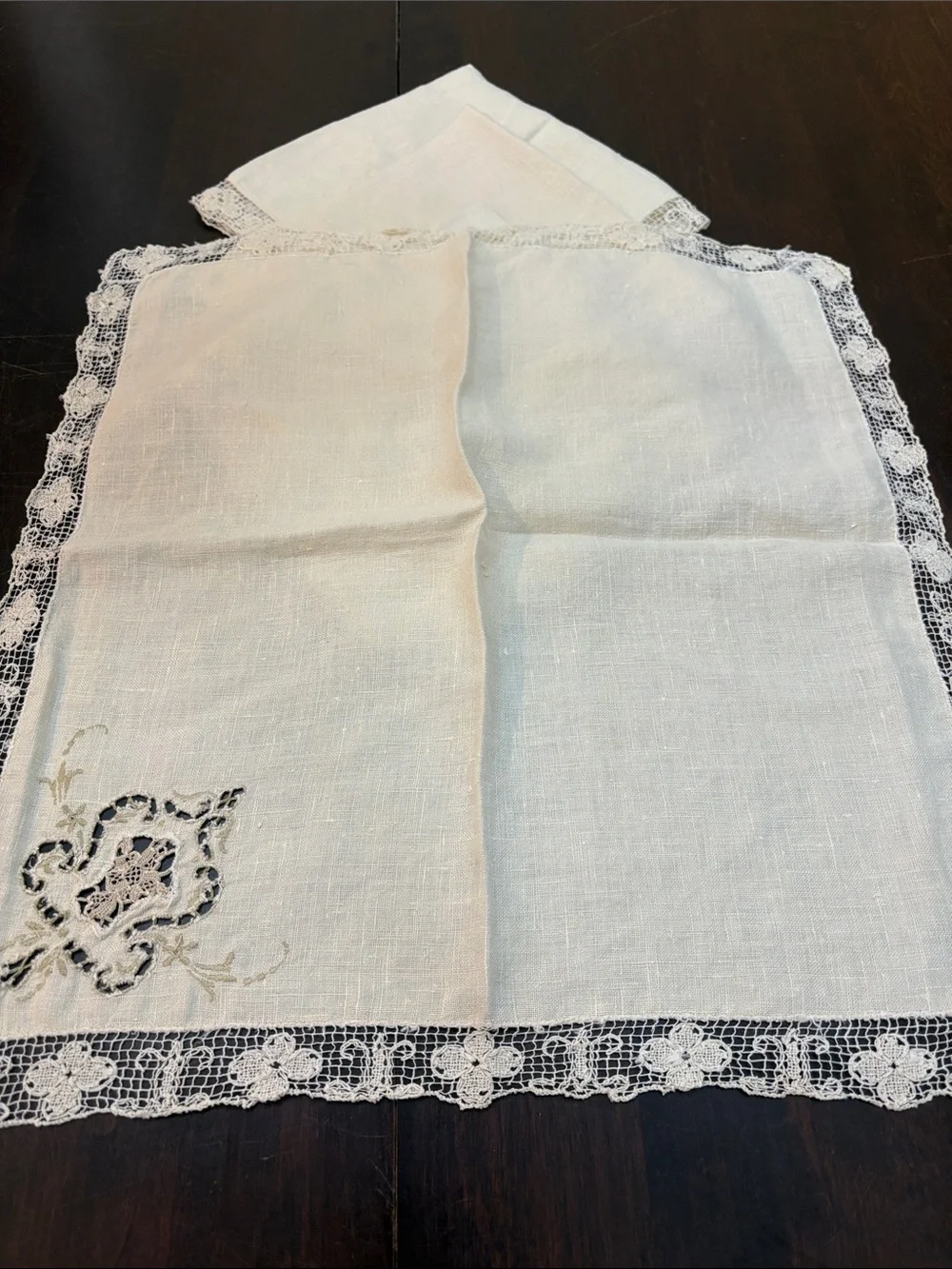 4 Vintage Embroidered Linen Napkins - Cream Lace Edge